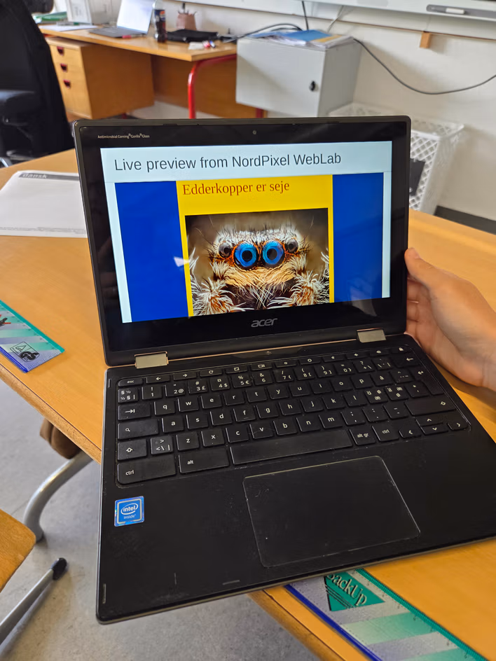 Kodevisning på en bærbar computer under appudvikling.