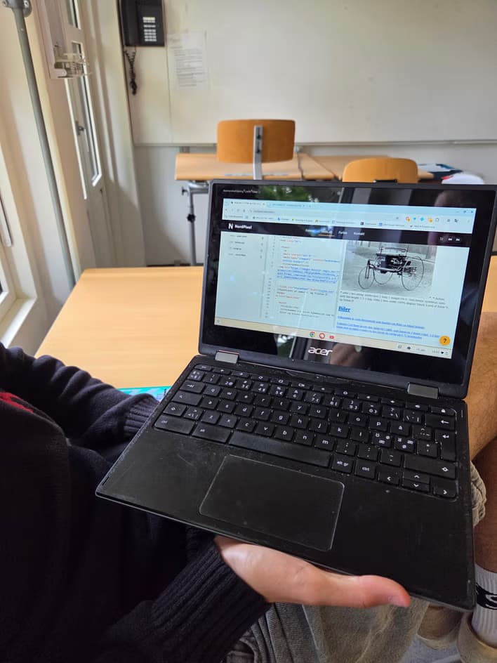 Kodevisning på en bærbar computer under webundervisning.