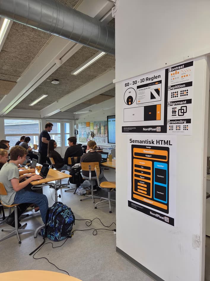 Elever samarbejder om et kreativt projekt i klasselokalet.